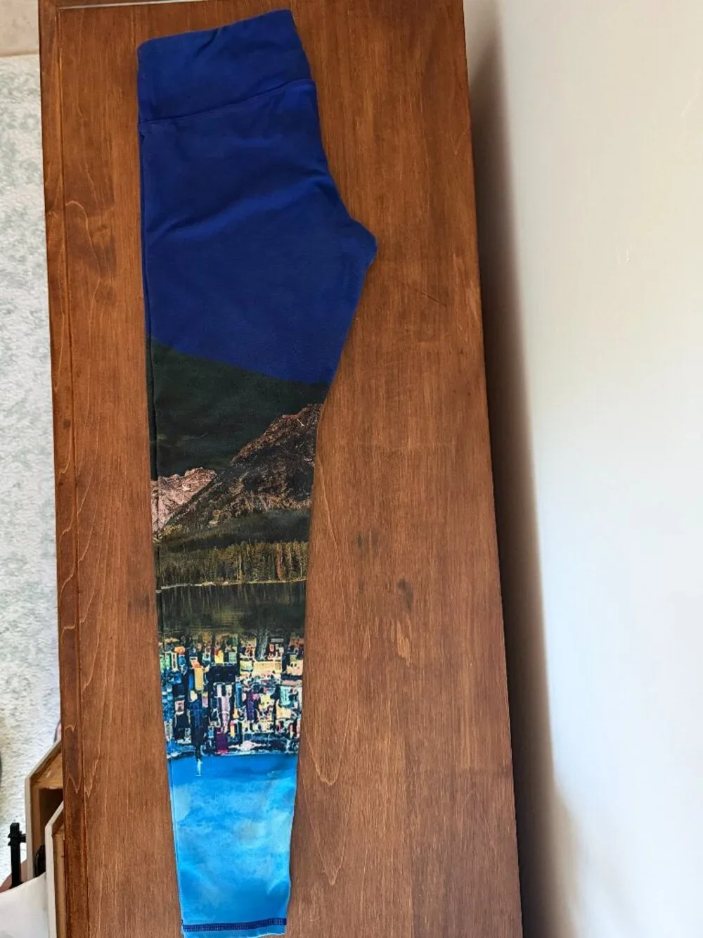 ALO Yoga Capri Leggings Size Medium Blue Mid High Rise Watercolor Full Length